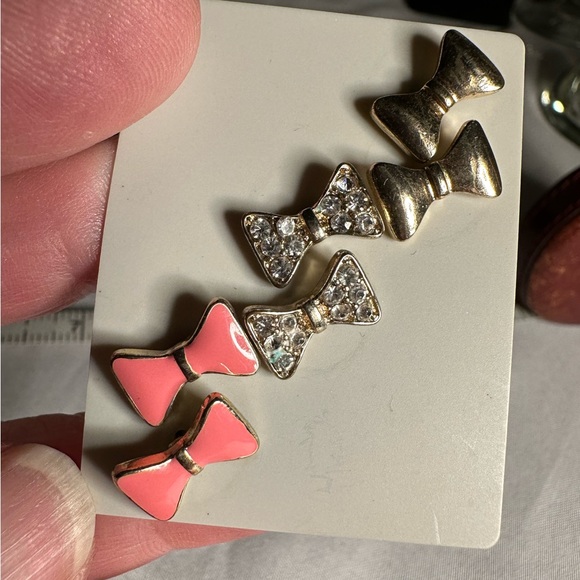 21 pair of dainty small stud style earrings - Picture 2 of 5